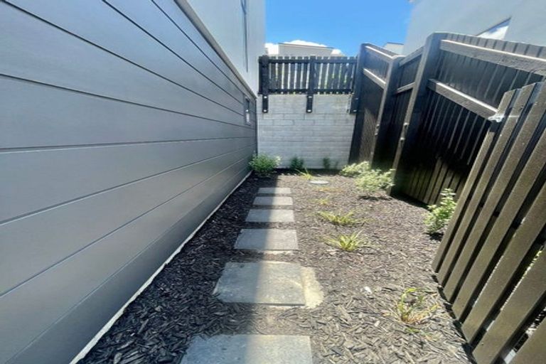 Photo of property in 2 Mikoikoi Crescent, Mangere Bridge, Auckland, 2022
