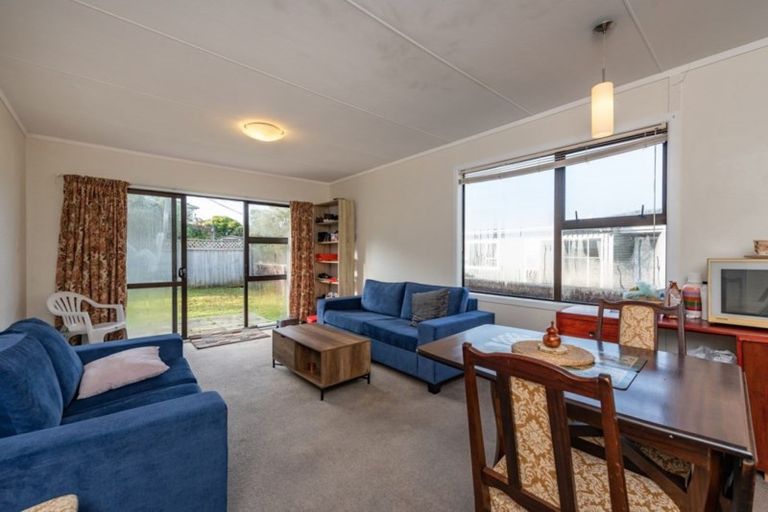 Photo of property in 42a Salford Street, Newlands, Wellington, 6037