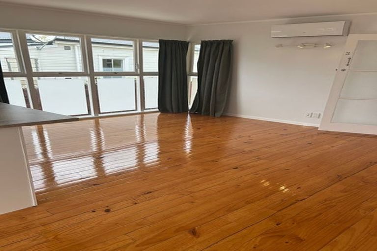 Photo of property in 2/70 Gladstone Road, Northcote, Auckland, 0627