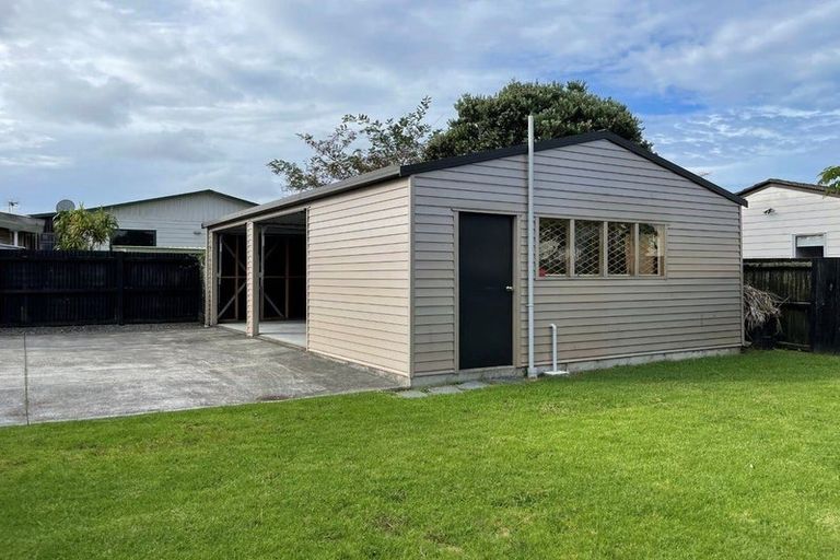 Photo of property in 44 Beach Road, Te Atatu Peninsula, Auckland, 0610