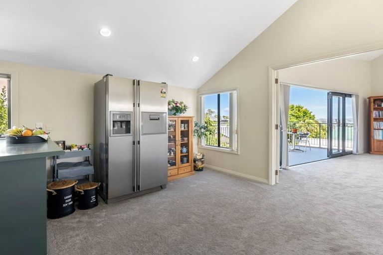 Photo of property in 1/230 East Coast Road, Forrest Hill, Auckland, 0620