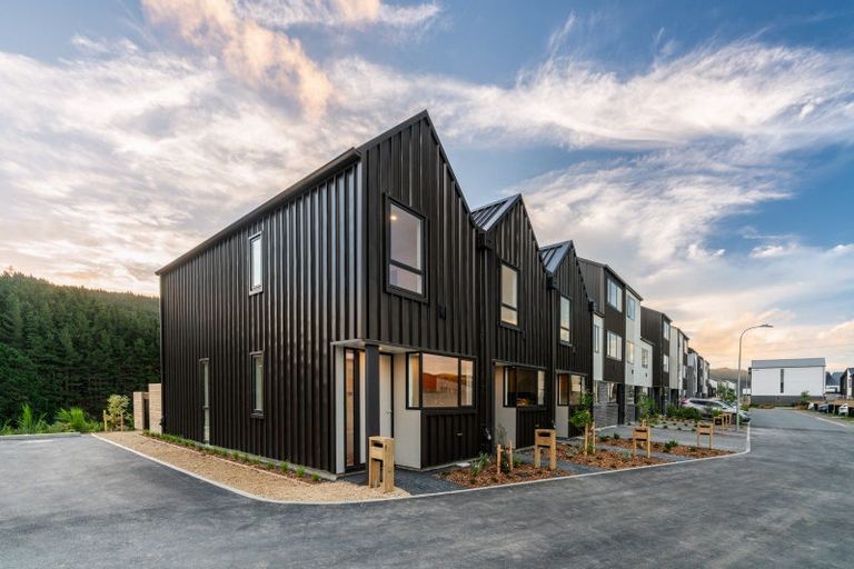 Photo of property in 90 Ara Paiwhenua, Tawa, Wellington, 5028