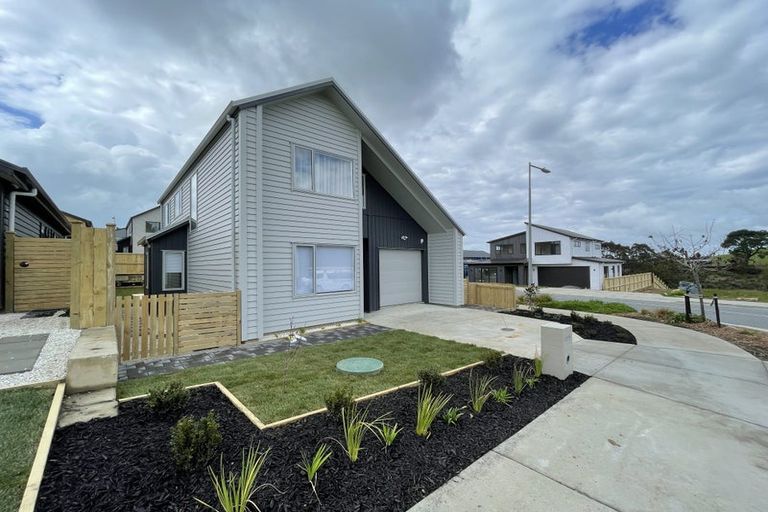 Photo of property in 17 Paparahi Place, Wainui, 0992