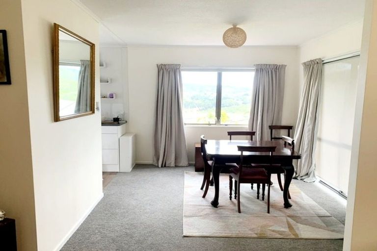 Photo of property in 6 Sasanqua Way, Crofton Downs, Wellington, 6035