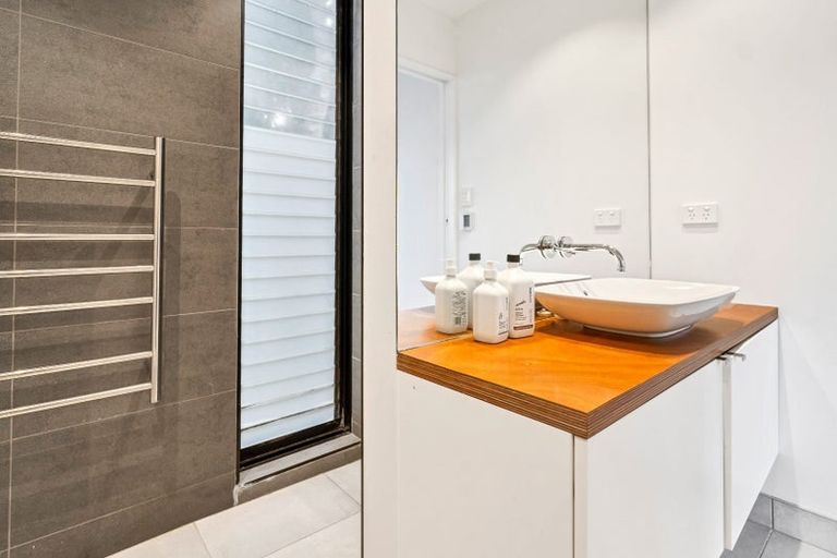 Photo of property in 73 Minnehaha Avenue, Titirangi, Auckland, 0604