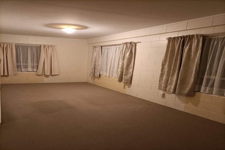 Photo of property in 5 Miltonia Avenue, Te Atatu South, Auckland, 0610