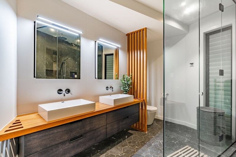 Photo of property in 11 Laguna Place, Matakatia, Whangaparaoa, 0930