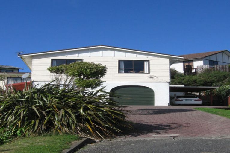 Photo of property in 13 Pimlico Place, Newlands, Wellington, 6037