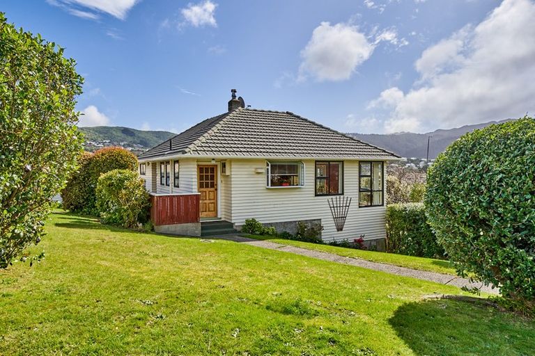 Photo of property in 2 Ryan Grove, Tawa, Wellington, 5028