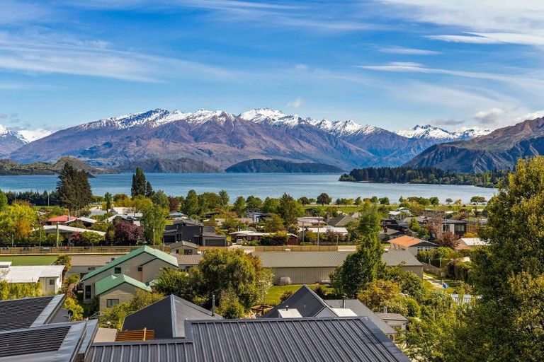 Photo of property in 3 Botting Place, Wanaka, 9305