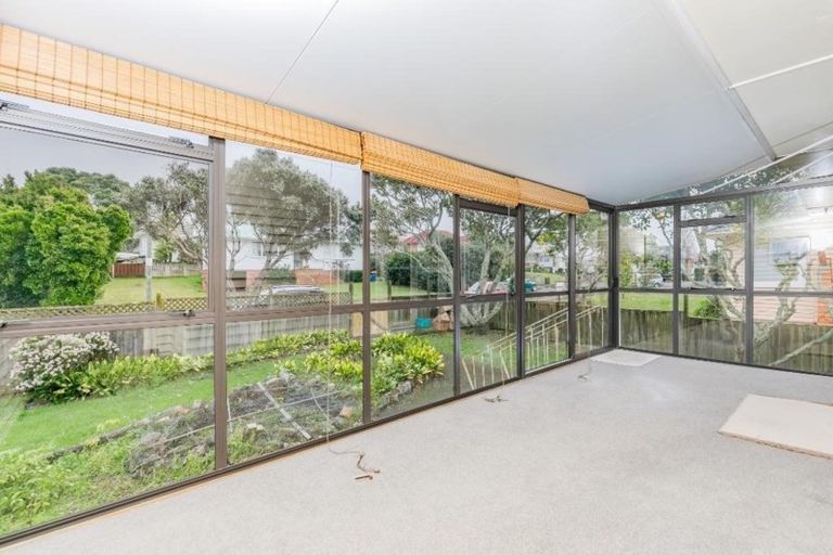 Photo of property in 9 Maunder Place, New Lynn, Auckland, 0600