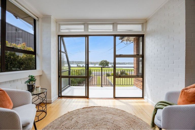 Photo of property in 65 Kiwi Esplanade, Mangere Bridge, Auckland, 2022