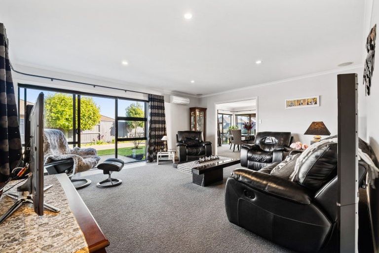 Photo of property in 25 Chestnut Close, Kelvin Grove, Palmerston North, 4414