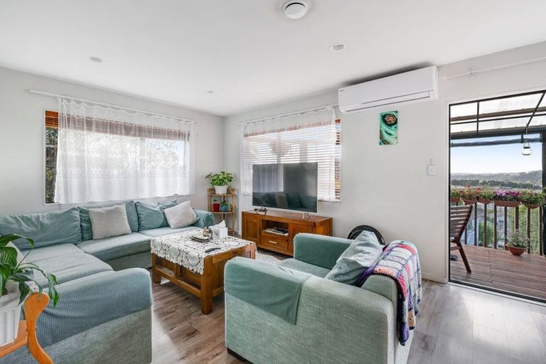 Photo of property in 1/21 Jumento Place, Unsworth Heights, Auckland, 0632