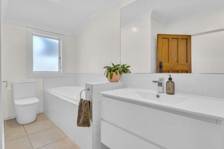 Photo of property in 1106 Caroline Road, Mayfair, Hastings, 4122