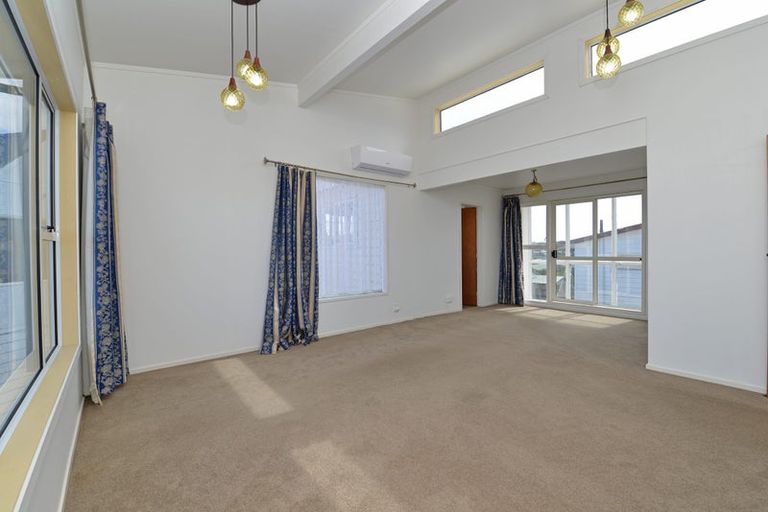 Photo of property in 5a Edgecombe Street, Newlands, Wellington, 6037