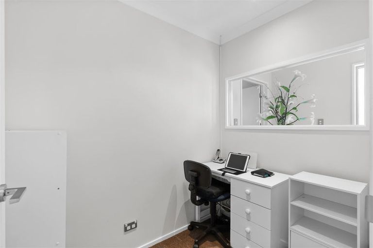 Photo of property in 6 Lakebridge Place, Parklands, Christchurch, 8083