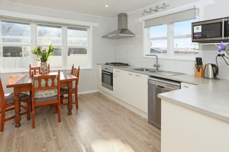 Photo of property in 3 Glen Marine Parade, Glendene, Auckland, 0602