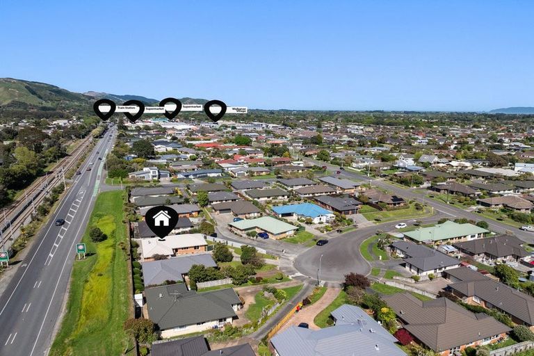 Photo of property in 15 Balmerino Grove, Waikanae, 5036
