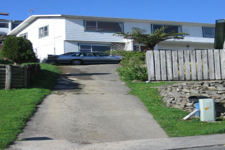 Photo of property in 9a Pimlico Place, Newlands, Wellington, 6037