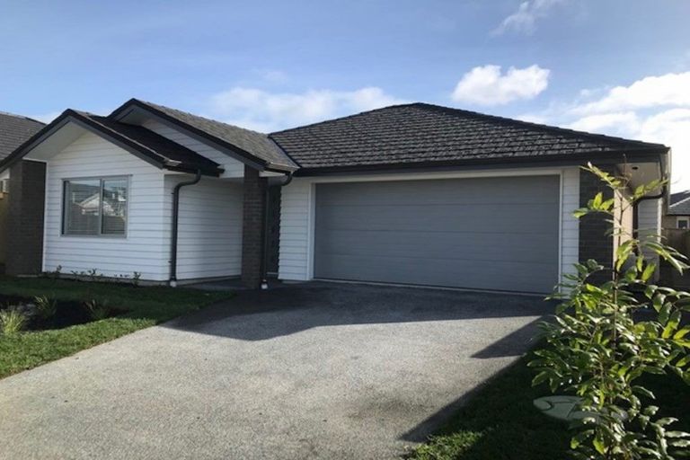 Photo of property in 19 Papa Orchard Drive, Kumeu, 0810