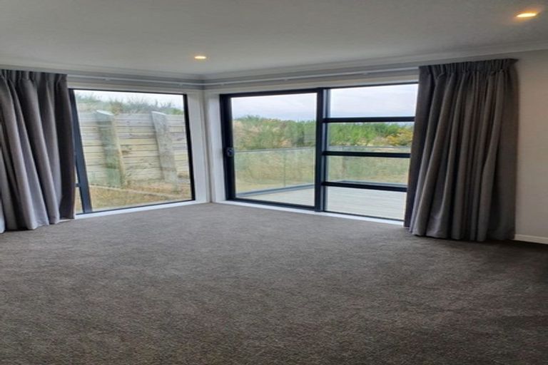 Photo of property in 9a Grumman Lane, Newlands, Wellington, 6037