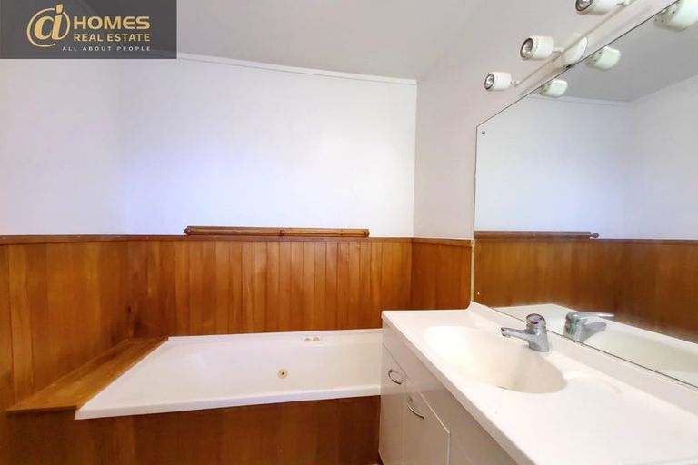 Photo of property in 40 Eyre Street, Henderson, Auckland, 0612