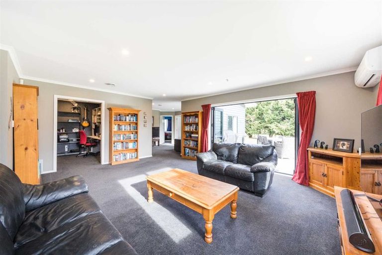 Photo of property in 32 Tokomaru Road East, Tokomaru, Palmerston North, 4474