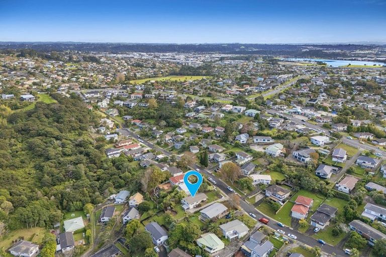Photo of property in 12 Finn Place, Totara Vale, Auckland, 0629