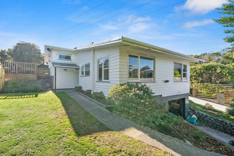 Photo of property in 27 Griffiths Grove, Newlands, Wellington, 6037