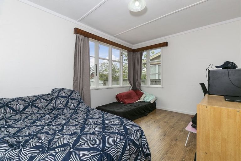 Photo of property in 3154 Great North Road, New Lynn, Auckland, 0600