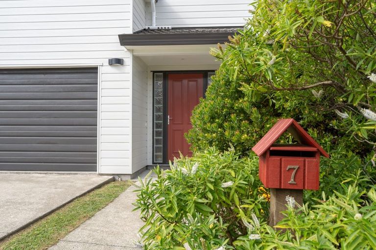 Photo of property in 7 Forbes Lane, Newlands, Wellington, 6037