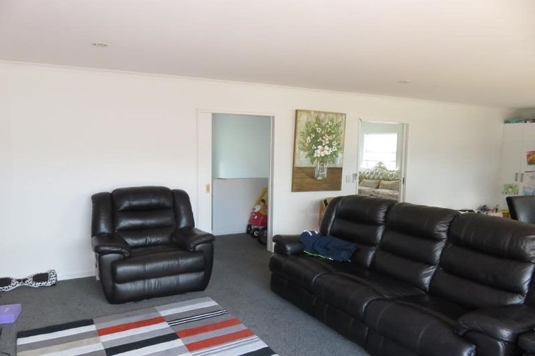 Photo of property in 17 Cresswell Place, Johnsonville, Wellington, 6037