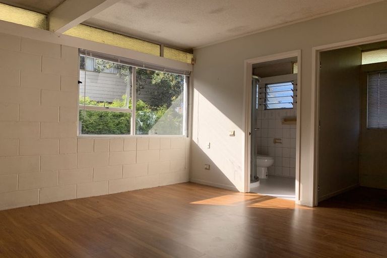 Photo of property in 60 Chelsea View Drive, Chatswood, Auckland, 0626