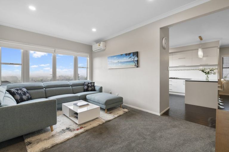 Photo of property in 8 Oak View Terrace, Schnapper Rock, Auckland, 0632