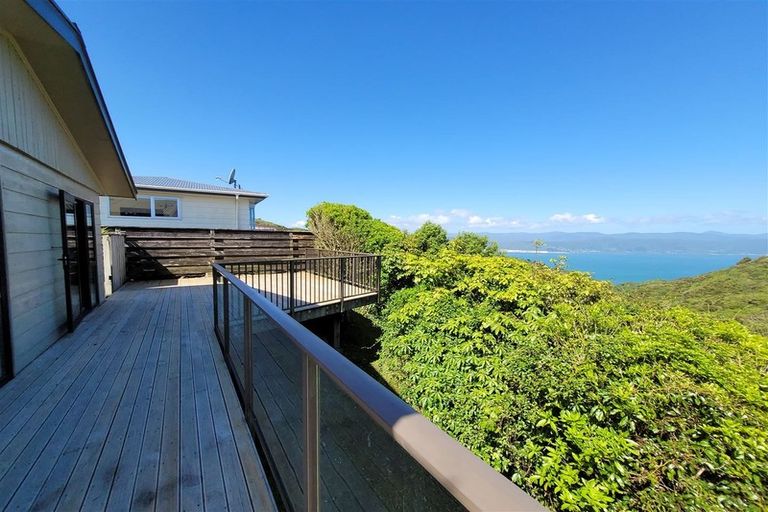 Photo of property in 10 Bayswater Place, Newlands, Wellington, 6037
