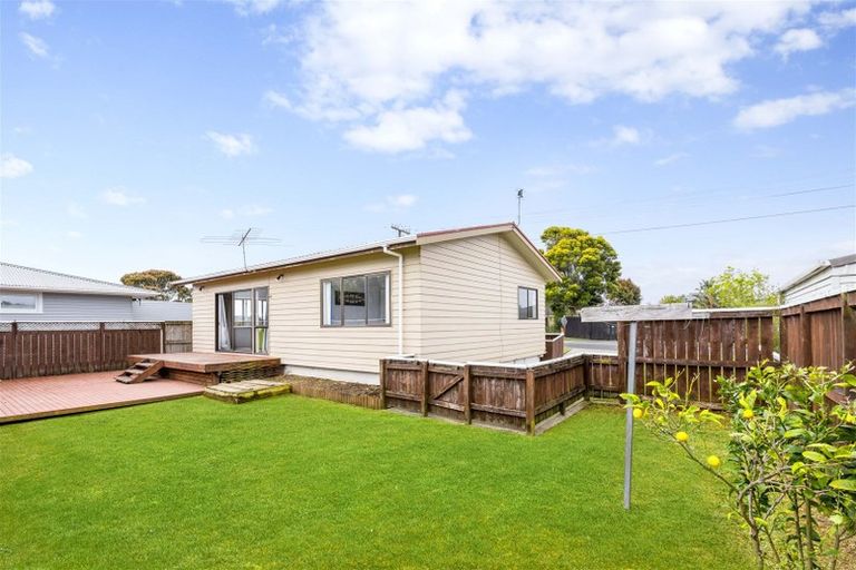 Photo of property in 2a Rixon Place, Te Atatu Peninsula, Auckland, 0610