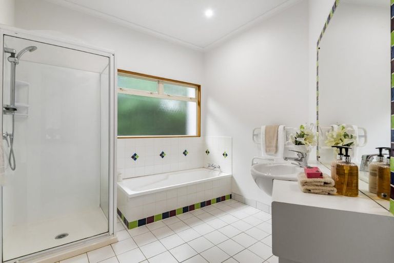 Photo of property in 71 William Bayes Place, Red Beach, 0932