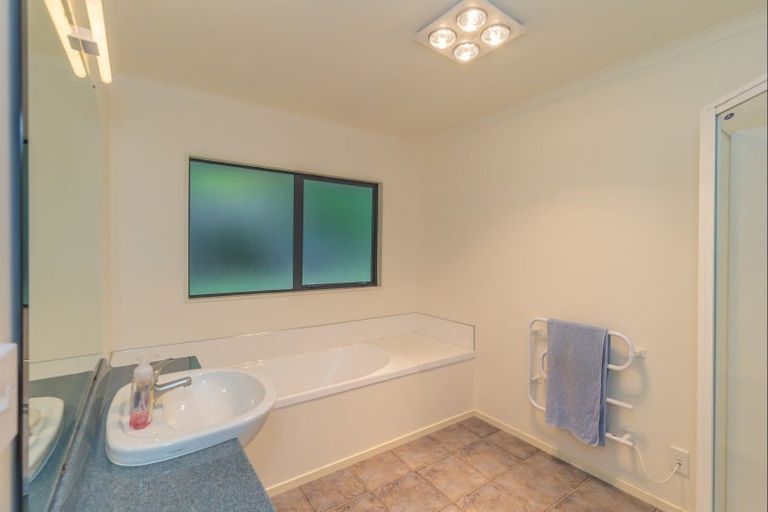 Photo of property in 14 Pohutukawa Drive, Levin, 5571