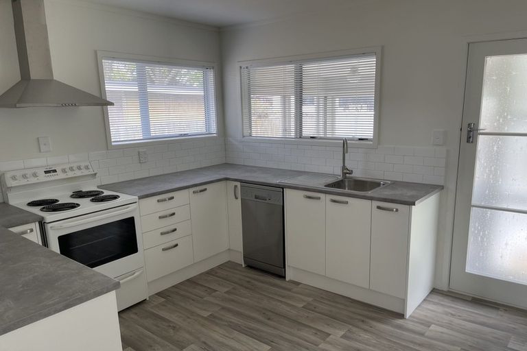 Photo of property in 24 Walton Street, Red Beach, 0932