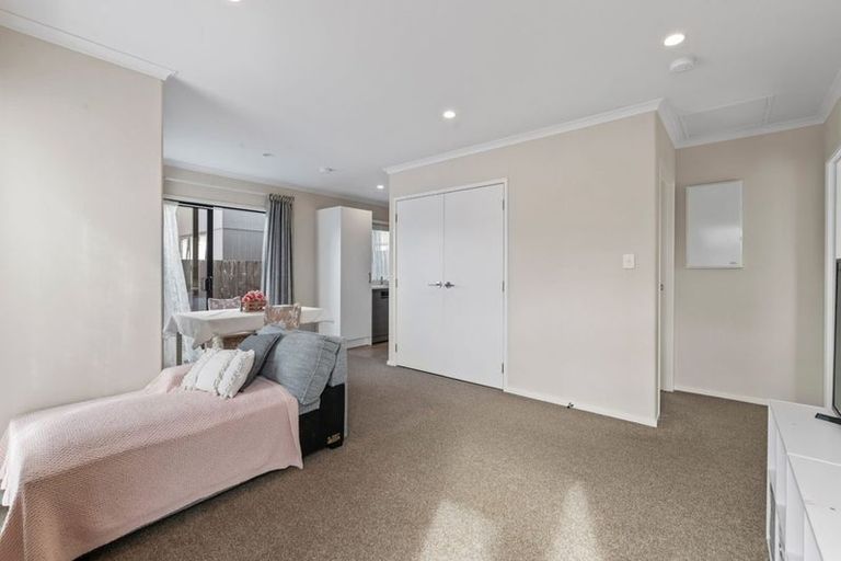 Photo of property in 10 Honour Road, Papakura, 2110