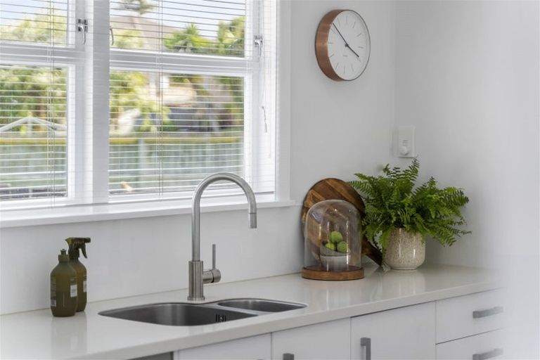 Photo of property in 17b Roseneath Place, Birkdale, Auckland, 0626