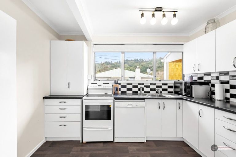 Photo of property in 37 Raukawa Street, Stokes Valley, Lower Hutt, 5019