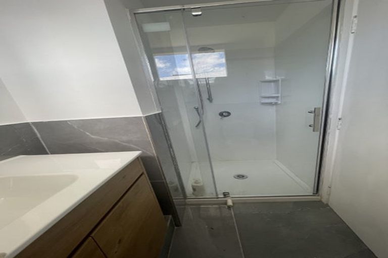 Photo of property in 7 Springbank Lane, Te Atatu Peninsula, Auckland, 0610