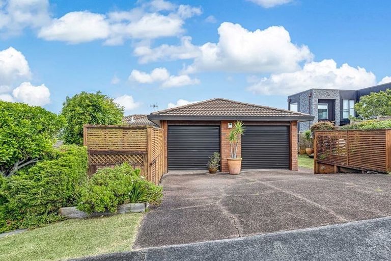 Photo of property in 1/11 Bernleigh Terrace, West Harbour, Auckland, 0618