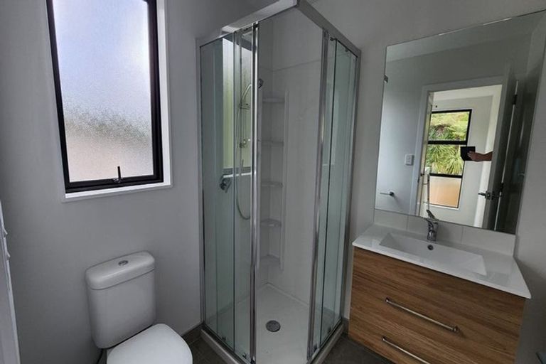 Photo of property in 17 Tokai Place, Glen Eden, 0602