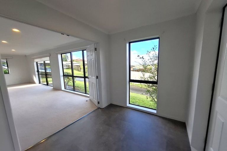 Photo of property in 27 Killygordon Place, Massey, Auckland, 0614