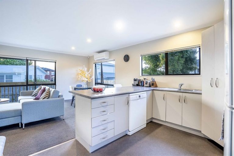 Photo of property in 25a Dawnhaven Drive, Te Atatu Peninsula, Auckland, 0610