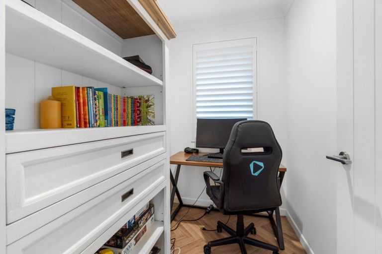 Photo of property in 16 Benjamin Place, Clevedon, Papakura, 2582