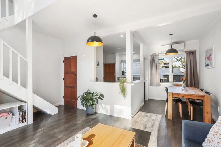 Photo of property in 2/18 Reid Road, New Lynn, Auckland, 0600